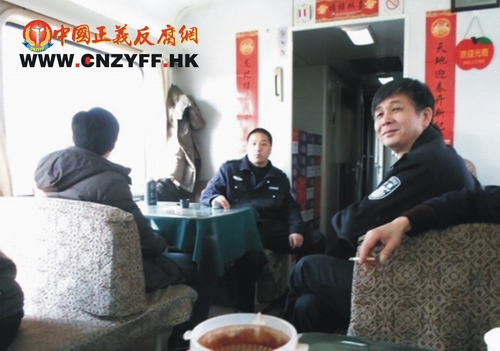 胡德平探访民集体下跪 千人集会“打老虎”警黑名单夜查(图)