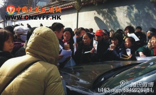 图片:胡德平来到永定门中纪委信访办看望了访民和检查中纪委的工作,访民们围着胡德平的车下跪伸冤,后来了工作组人员,访民纷纷递交材料叙述冤情。